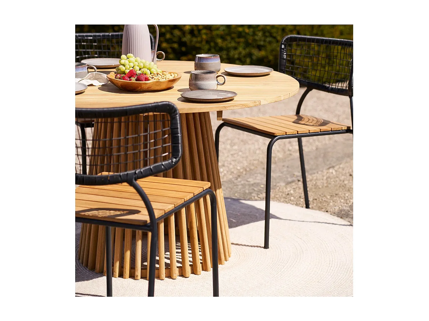 Massieve lichte acacia tafel en zwart metalen poten Selbi 180 cm