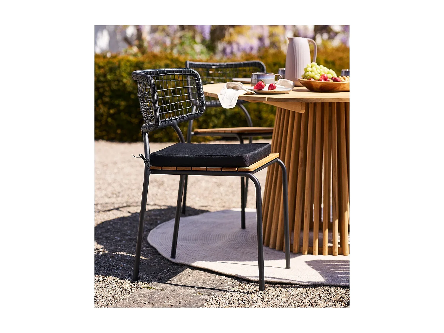 Massieve lichte acacia tafel en zwart metalen poten Selbi 180 cm