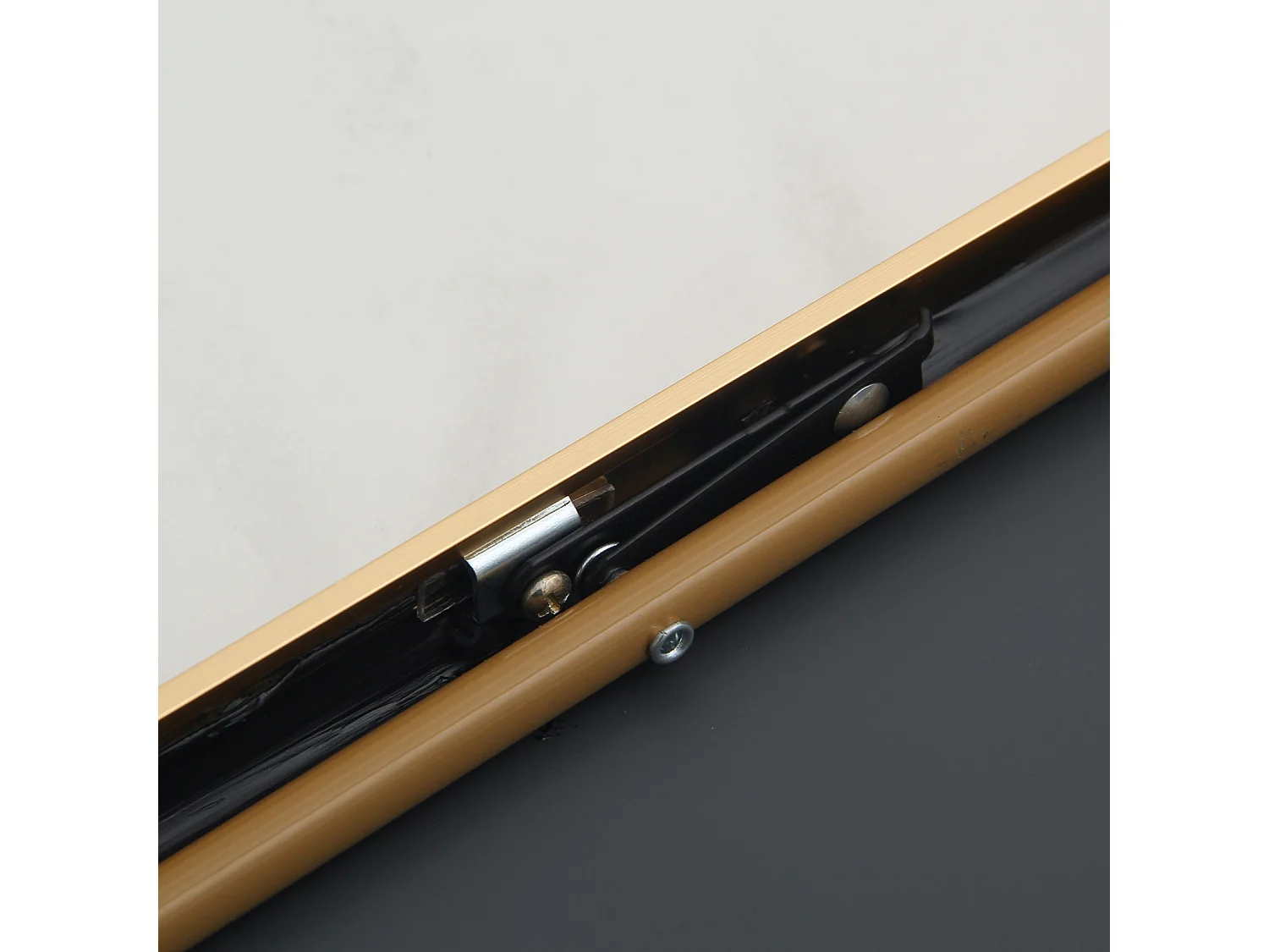 Make-upspiegel van gehard glas, frame van aluminiumlegering, gebogen 165*60cm, goud