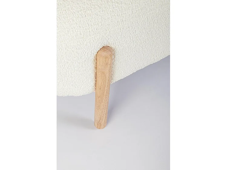 Bank in witte bouclé-effect stof en rubberhouten poten - DAYLA