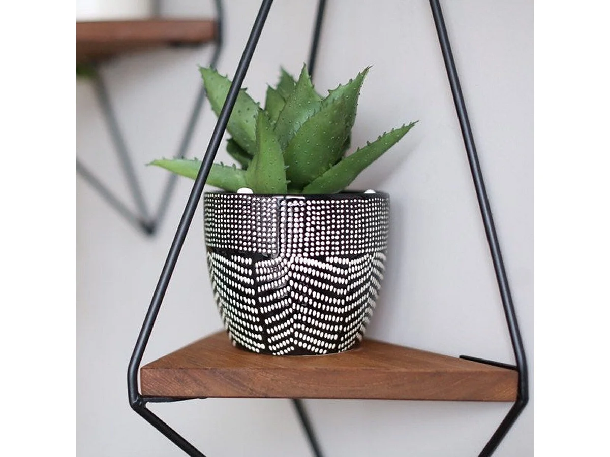 Geometrisches Wandregal aus schwarzem Metall und Massivholz L60 cm