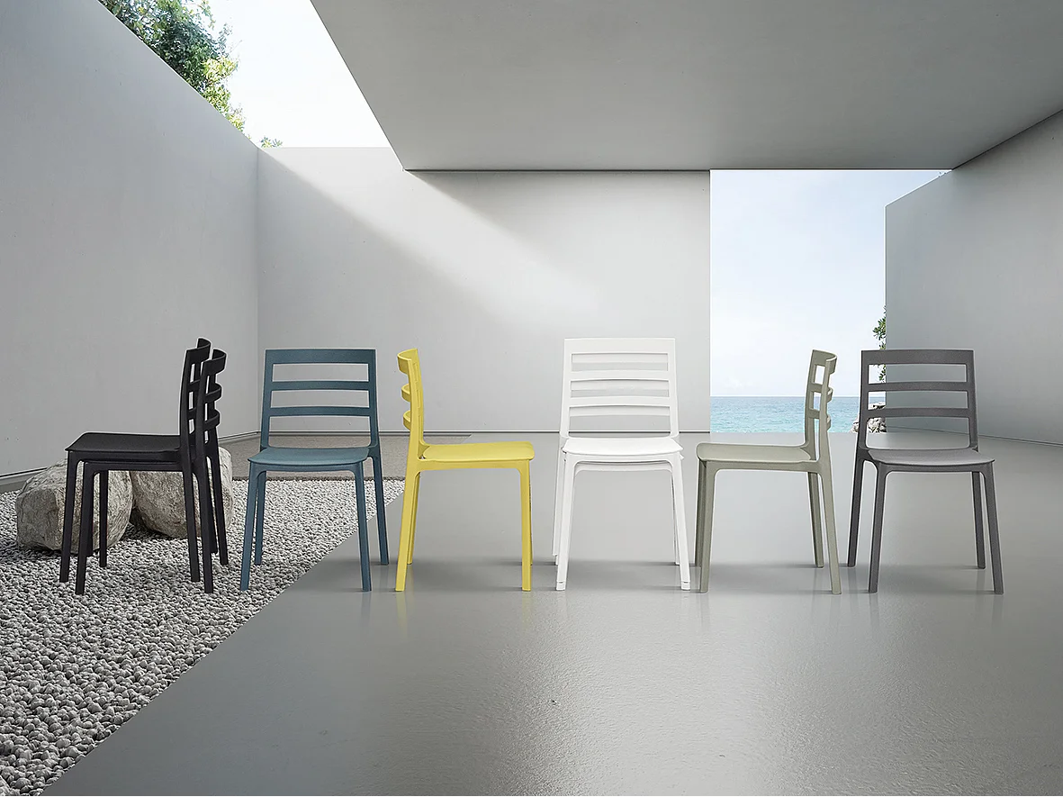 Lot de 4 chaises en polypropylène noir - MALAGA