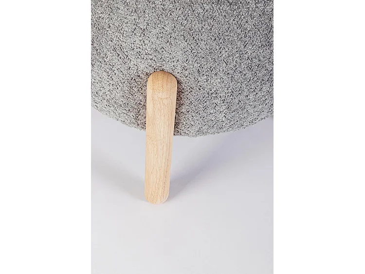 Jasnoszara pufa z tkaniny z efektem bouclé i nóżkami z drewna kauczukowego - DAYLA