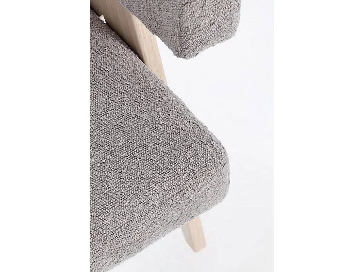 Fauteuil in duifgrijze bouclé-effect stof en rubberhouten poten - FAIZA