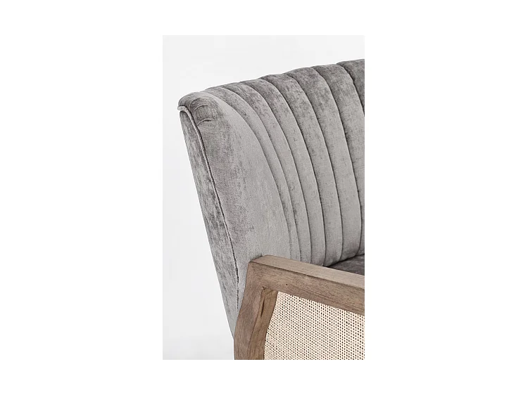Stoffen fauteuil met grijs fluweeleffect, houten poten en armleuningen - VIRNA