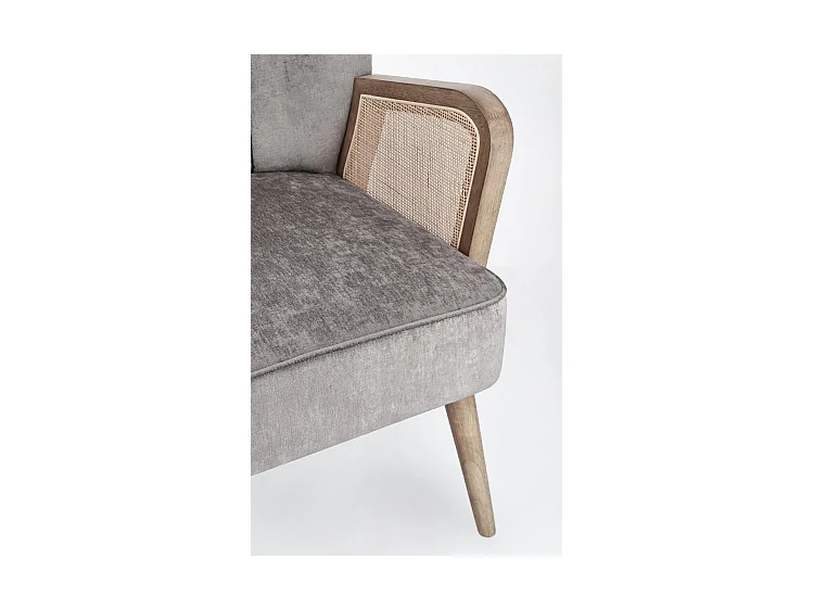 Stoffen fauteuil met grijs fluweeleffect, houten poten en armleuningen - VIRNA