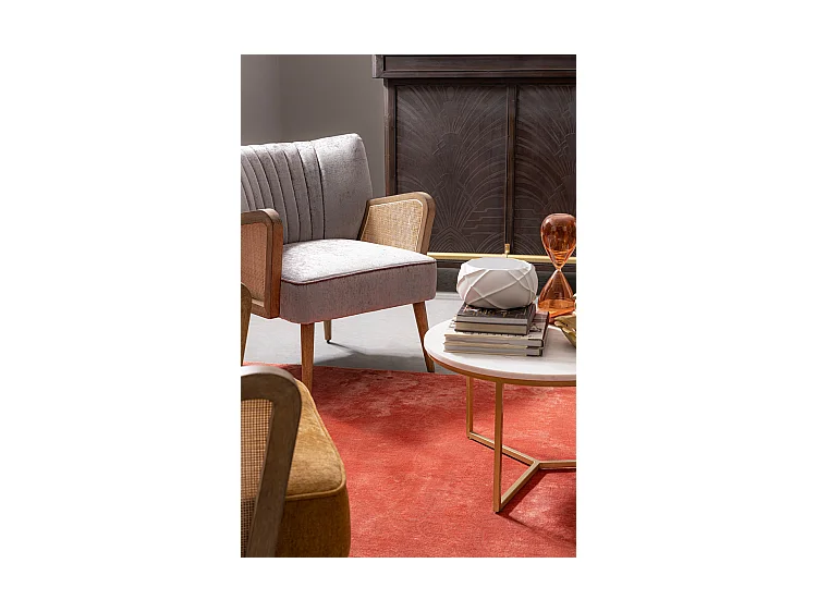 Stoffen fauteuil met grijs fluweeleffect, houten poten en armleuningen - VIRNA