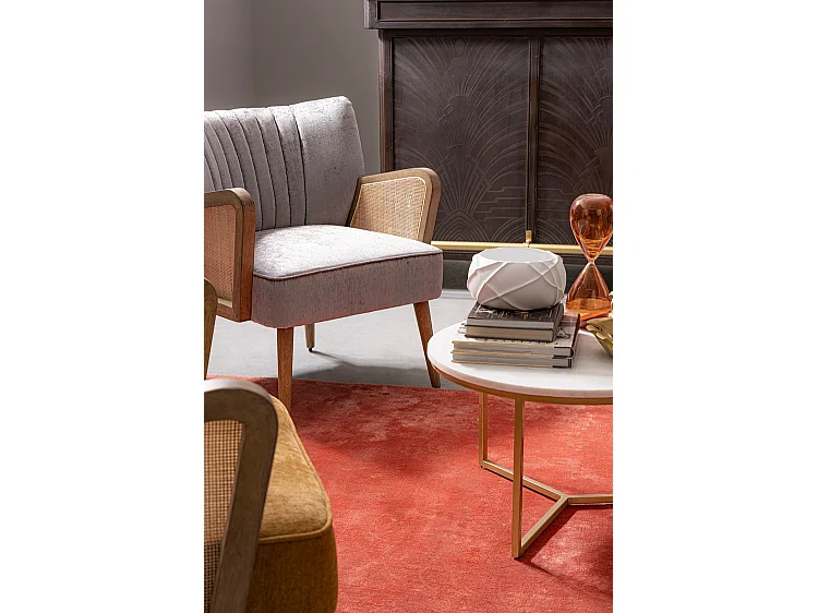 Poltrona in tessuto effetto velluto grigio, gambe e braccioli in legno - VIRNA