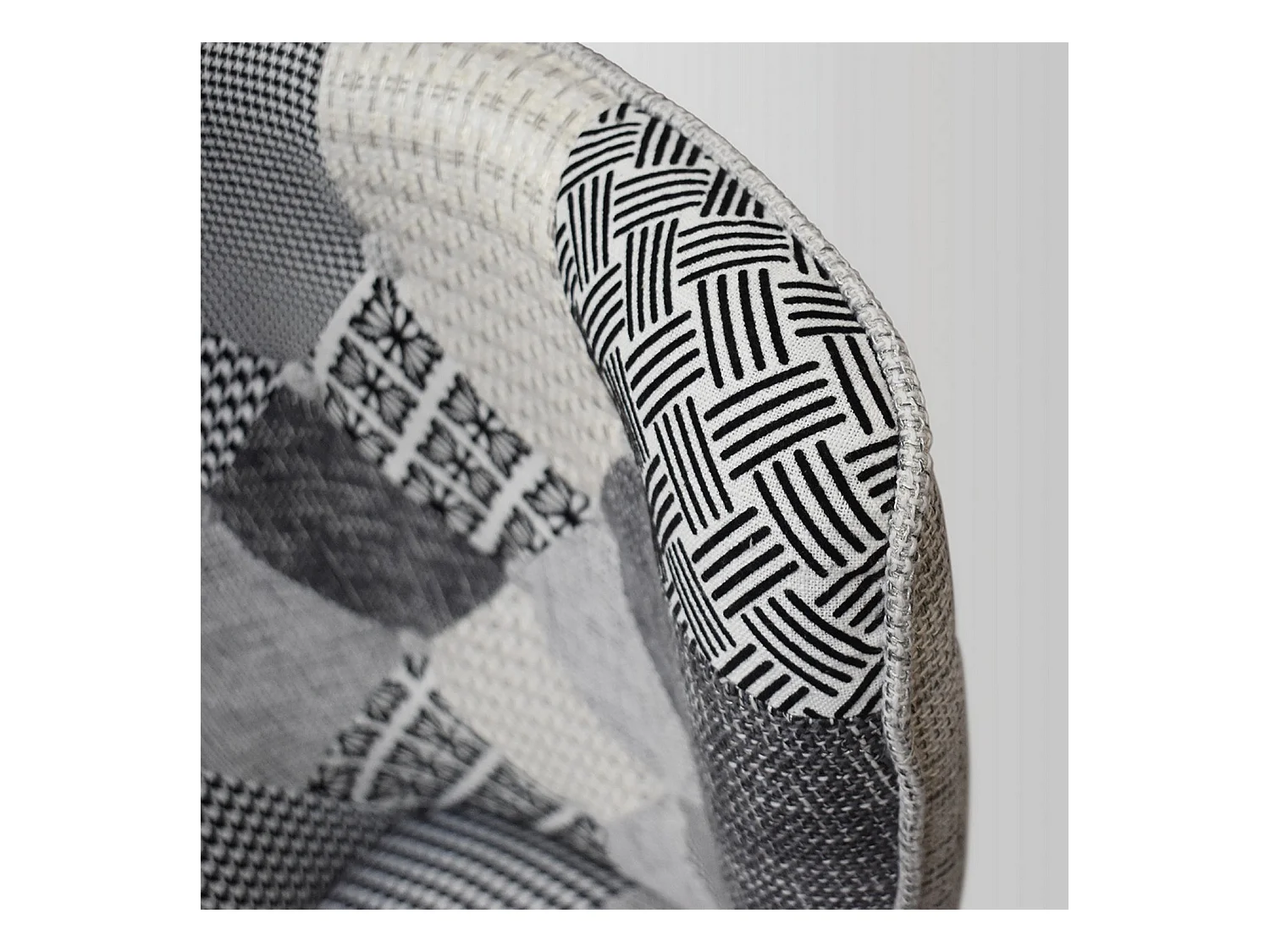 Fauteuil en tissu patchwork gris avec pieds en bois - HAVANA