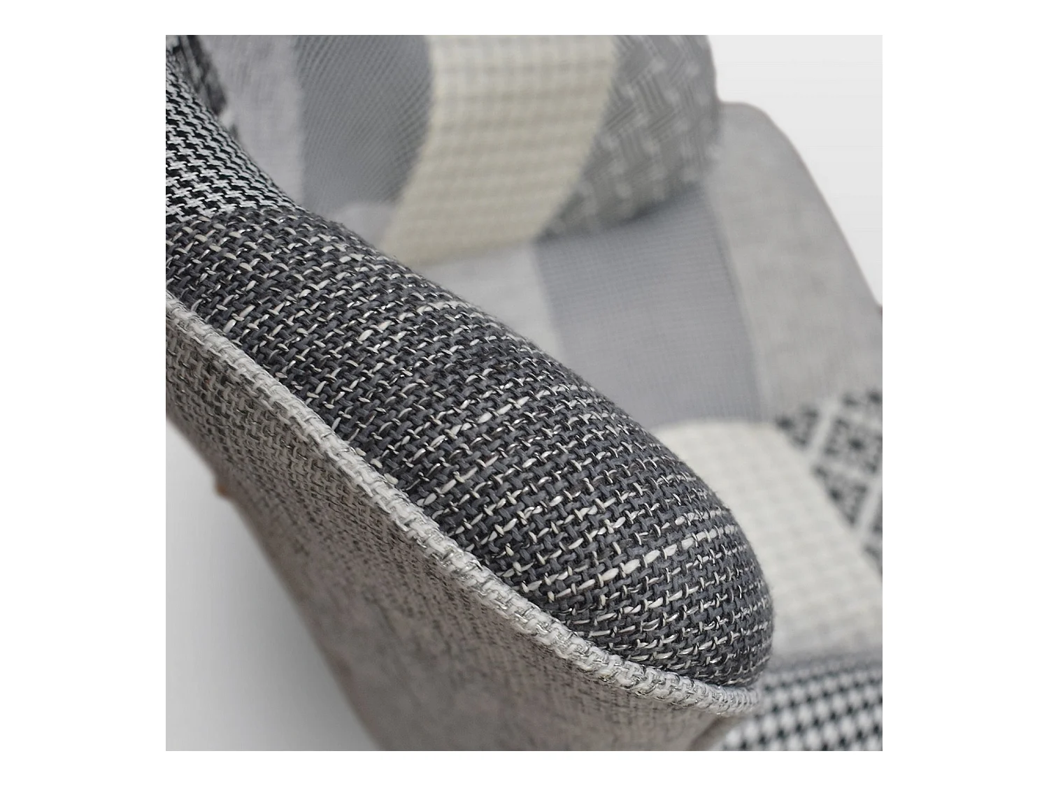 Fauteuil en tissu patchwork gris avec pieds en bois - HAVANA