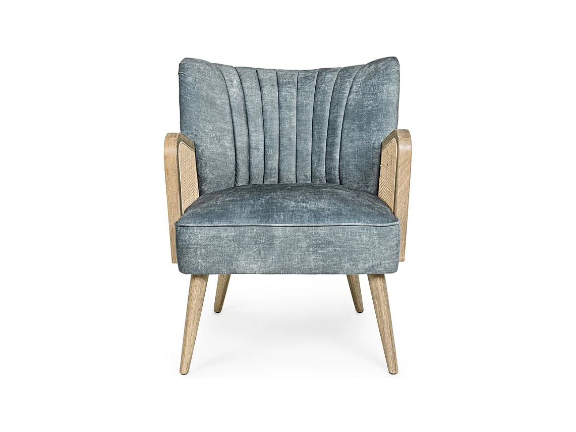 Jasnoniebieski fotel z tkaniny z efektem aksamitu, drewniane nogi i podłokietniki - VIRNA