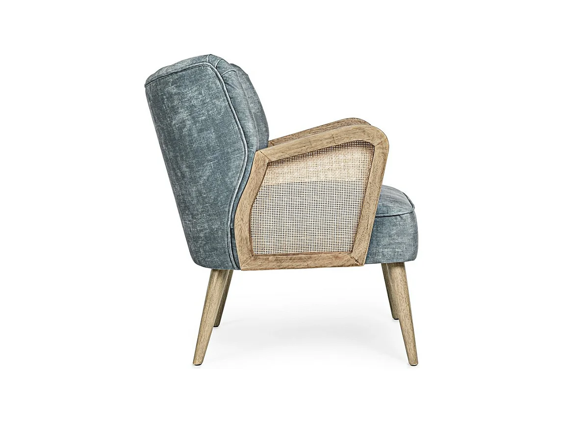 Jasnoniebieski fotel z tkaniny z efektem aksamitu, drewniane nogi i podłokietniki - VIRNA