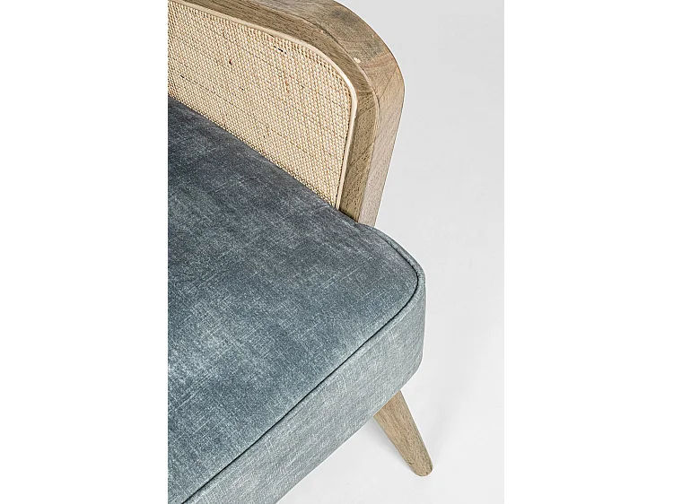 Jasnoniebieski fotel z tkaniny z efektem aksamitu, drewniane nogi i podłokietniki - VIRNA