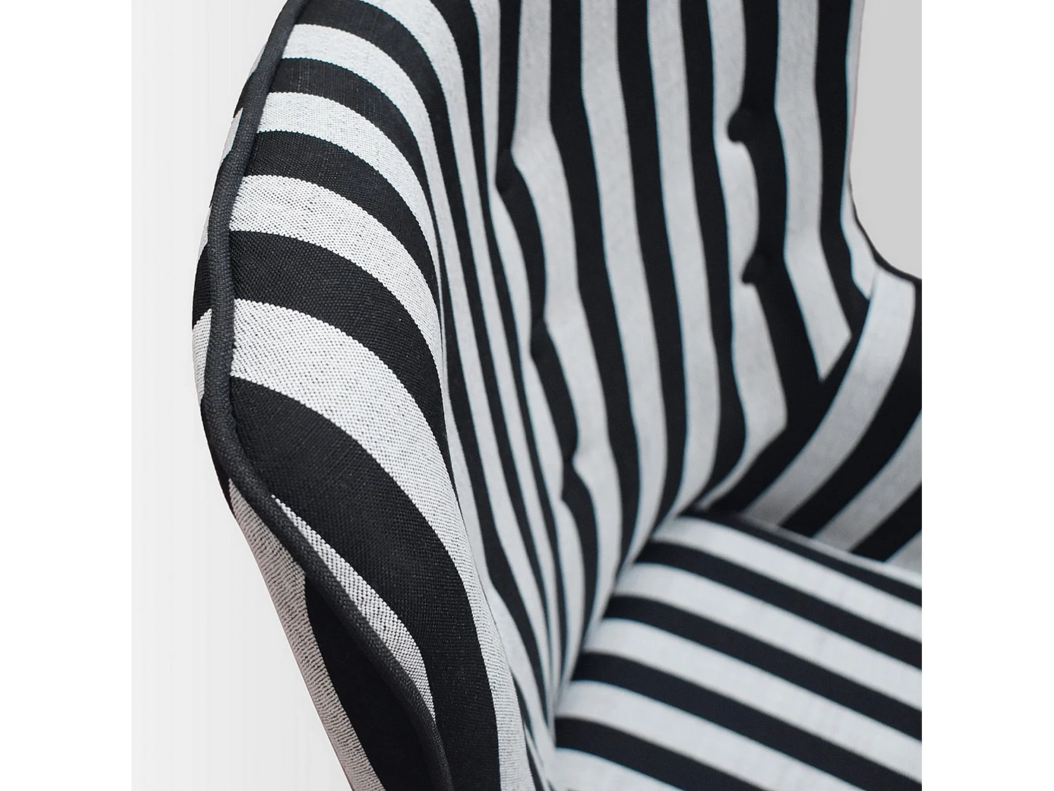 Schwarz-weiß gestreifter Stoffsessel mit Holzbeinen - HAVANA