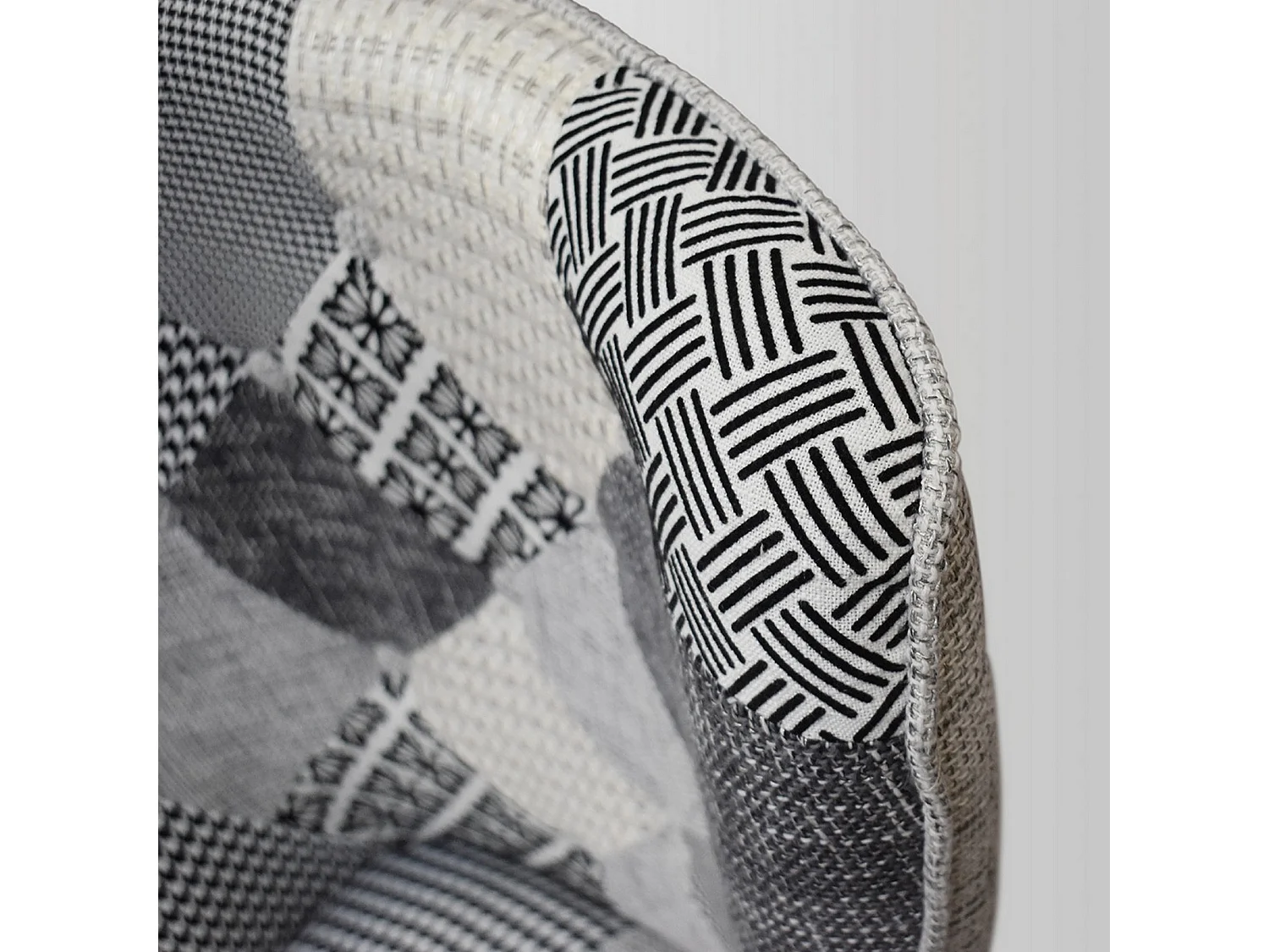 Fauteuil en tissu patchwork gris et pieds en bois, avec pouf - HAVANA