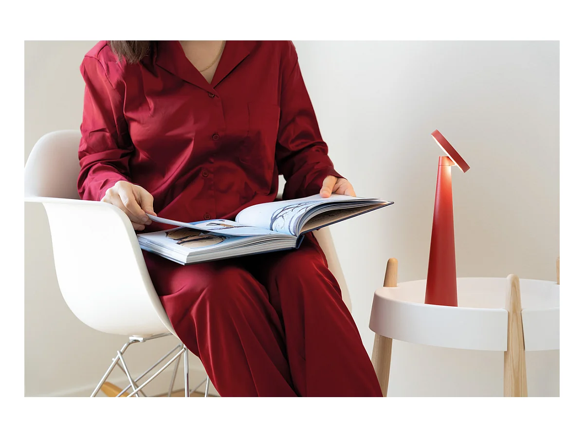 Lámpara de mesa recargable Zafferano Angelina: inalámbrica, cabezal ajustable, control táctil, diseño interior moderno, color gris claro.