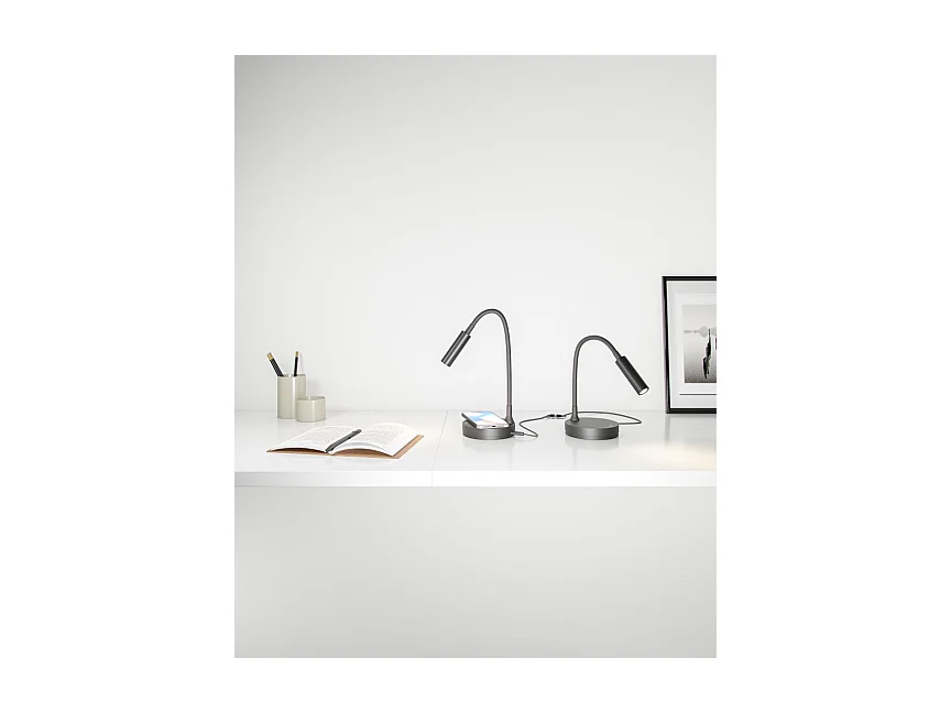 Candeeiro de mesa LED Beneito Faure – 5W, Luz quente, Para secretária, leitura e cabeceira, Carregamento sem fios, Cabeça ajustável – Cor preta​