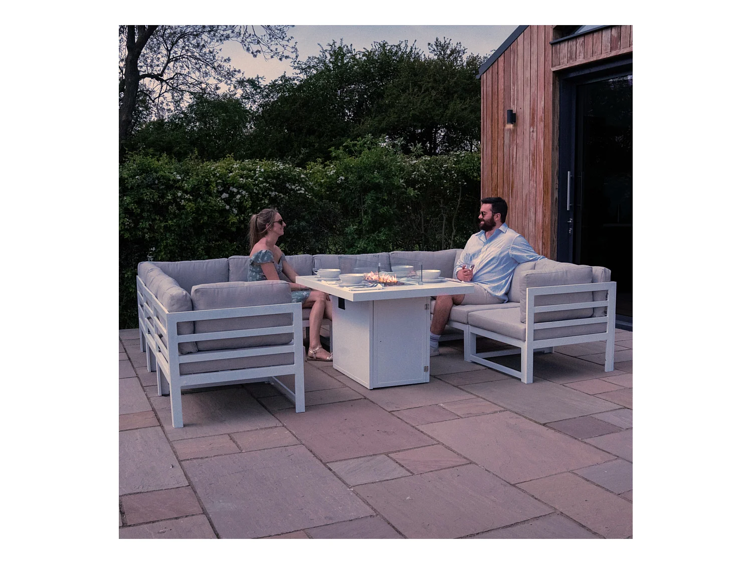 Modulares Gartenmöbel Set Groß Weiß 8-Sitzer U-Form Kissen-Sofa & Tisch mit Gas-Feuerstelle 9-teiliges Aluminium Lounge Sitz- und Essbereich mit Regenabdeckung