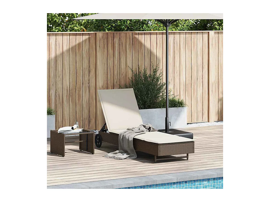 Chaise longue avec roues et coussin marron résine tressée