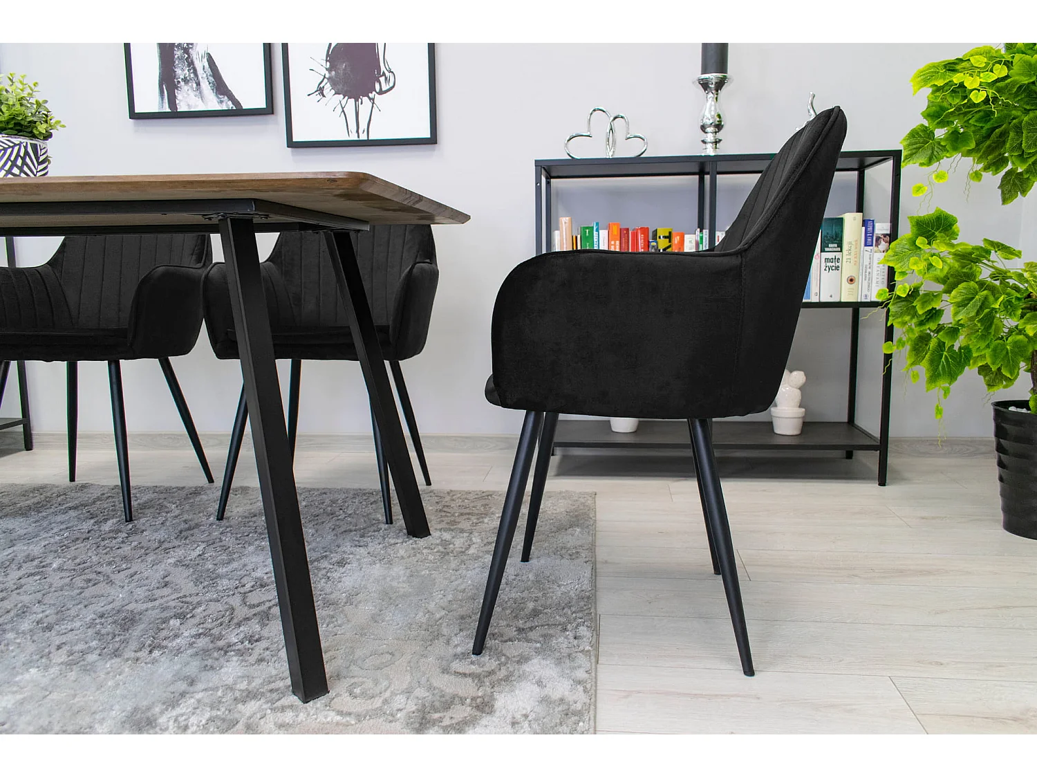 Chaise LUGO - velours noir / pieds noirs x 1