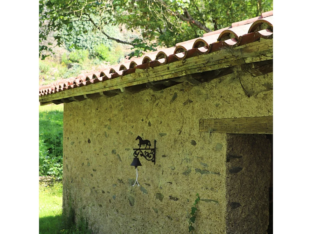 Cloche de jardin de porte ancienne cheval fonte marron 23x26cm
