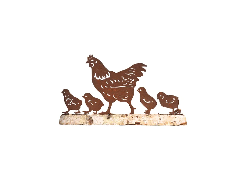 Poule et ses 4 poussins sur un rondin de bois