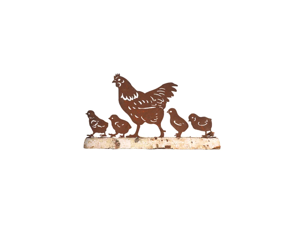 Poule et ses 4 poussins sur un rondin de bois