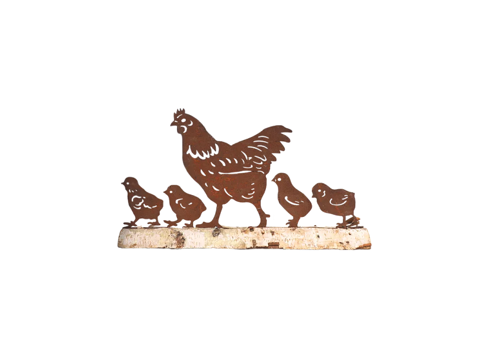 Poule et ses 4 poussins sur un rondin de bois