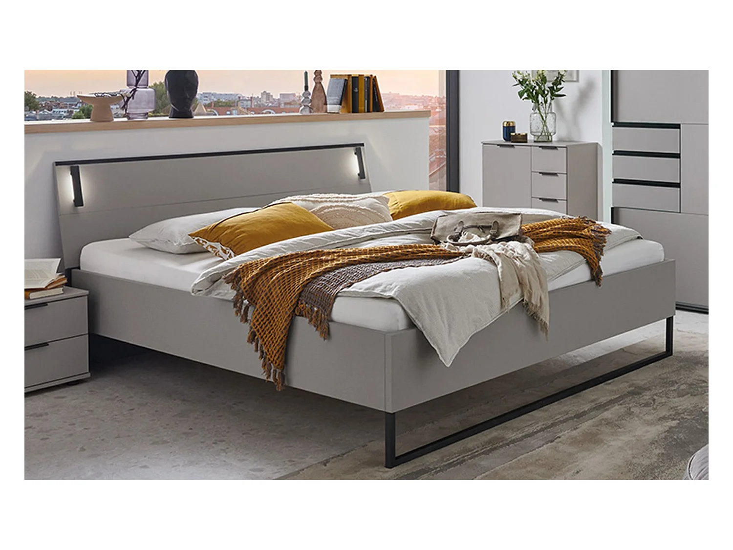 Lit adulte coloris Gris et verre coloris noir, rechampis graphite - longueur 188 x profondeur 210 x hauteur 93 cm