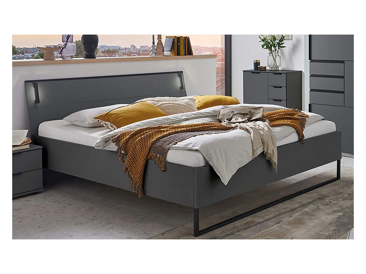 Lit adulte coloris graphite et verre noir, rechampis graphite - longueur 188 x profondeur 210 x hauteur 93 cm