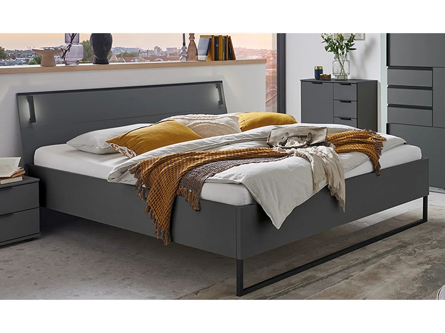 Lit adulte coloris graphite et verre noir, rechampis graphite - longueur 188 x profondeur 210 x hauteur 93 cm