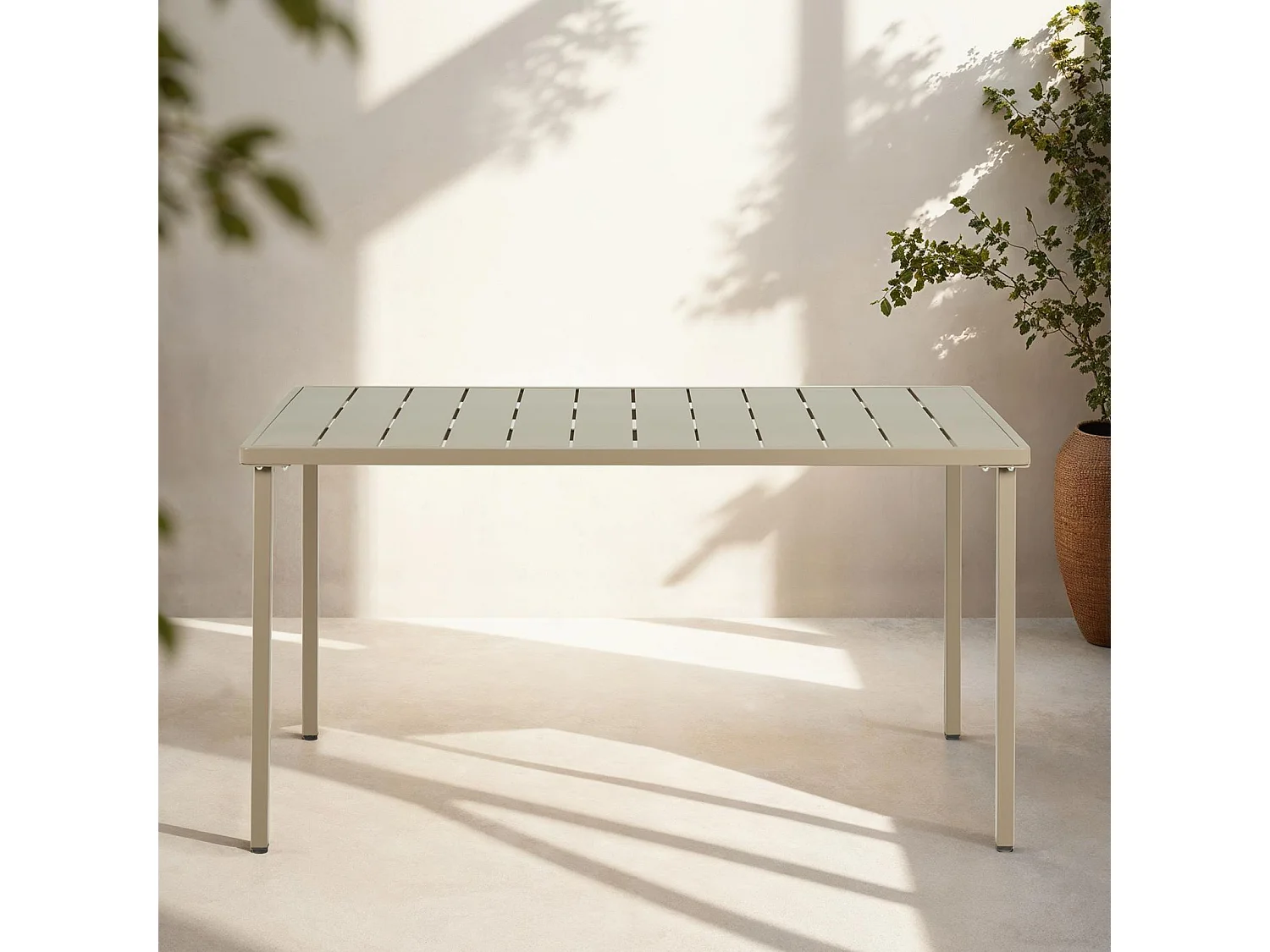 Table de jardin AZALEA rectangulaire, coloris champagne 140 x 75 x 80 cm en métal