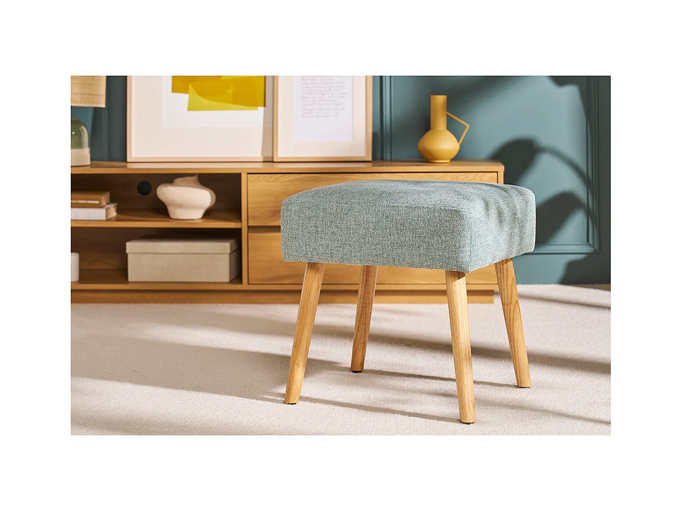 Tabouret bas en tissu effet velours texturé vert céladon et bois clair massif H46 cm GUESTA