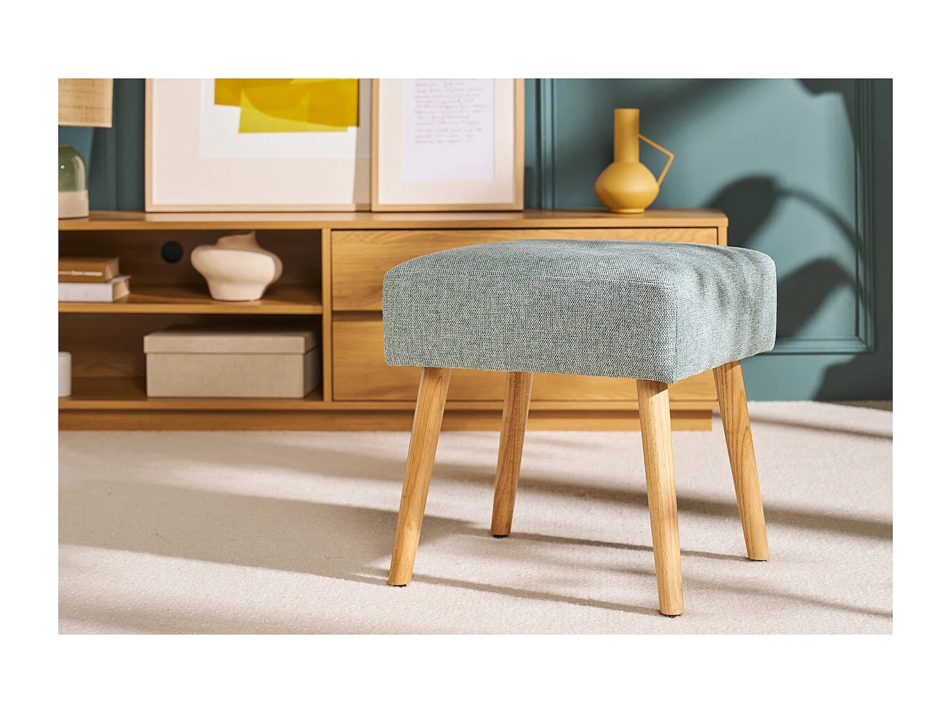 Tabouret bas en tissu effet velours texturé vert céladon et bois clair massif H46 cm GUESTA