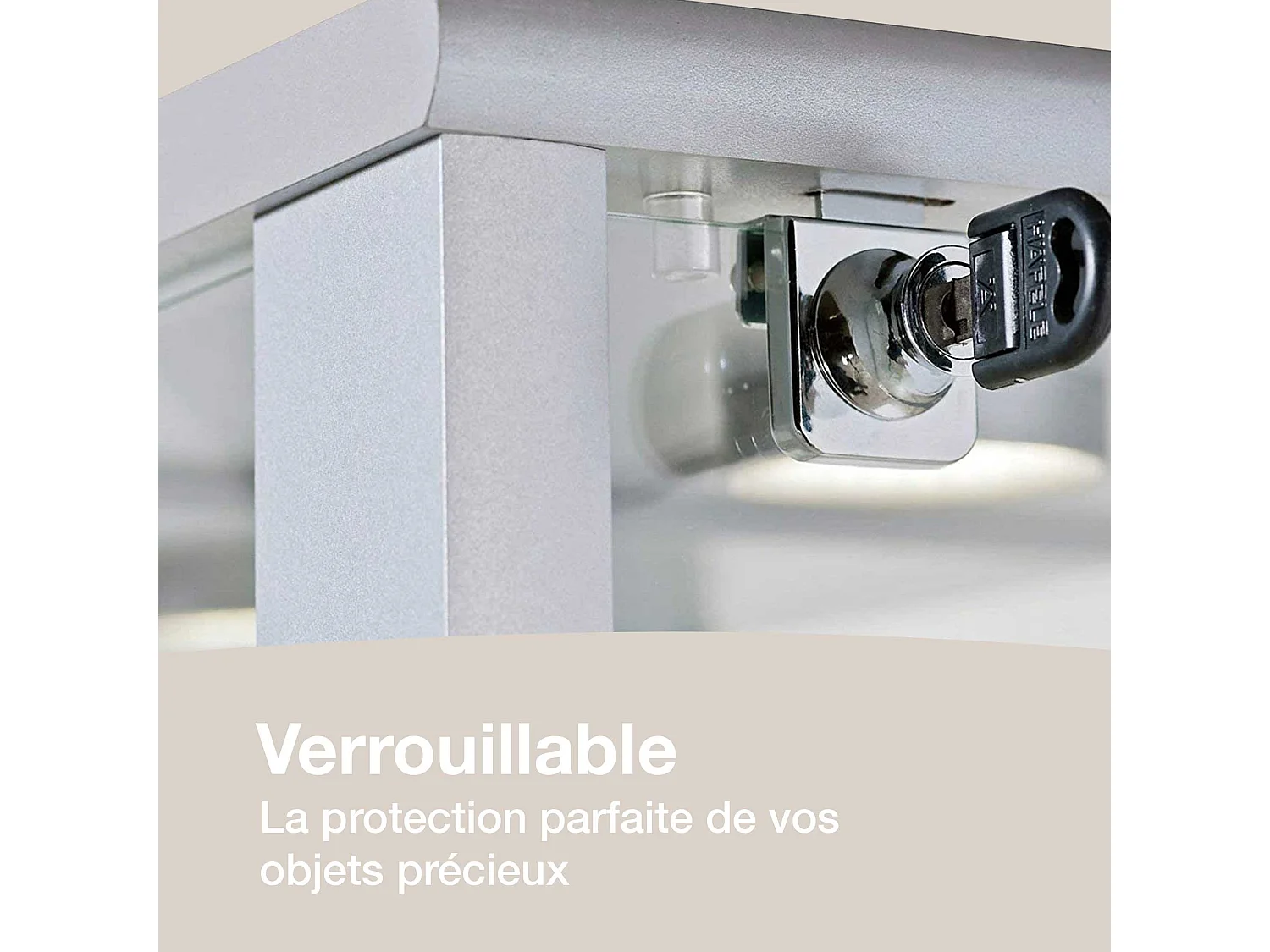Vitrine sur pied avec 2 portes, 4 étagères en verre réglables en hauteur, miroir & serrure - Avec éclairage LED - 176x67x33 cm - Couleur hêtre