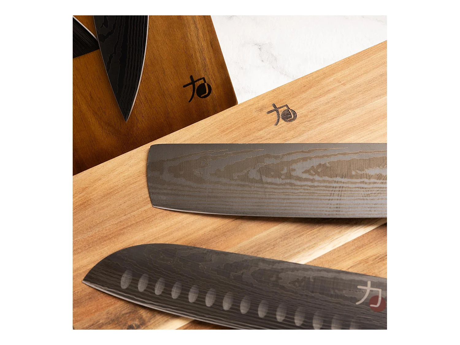 Set de 5 couteaux japonais TETSU et planche à découper 40x25x1,6cm MasterPRO