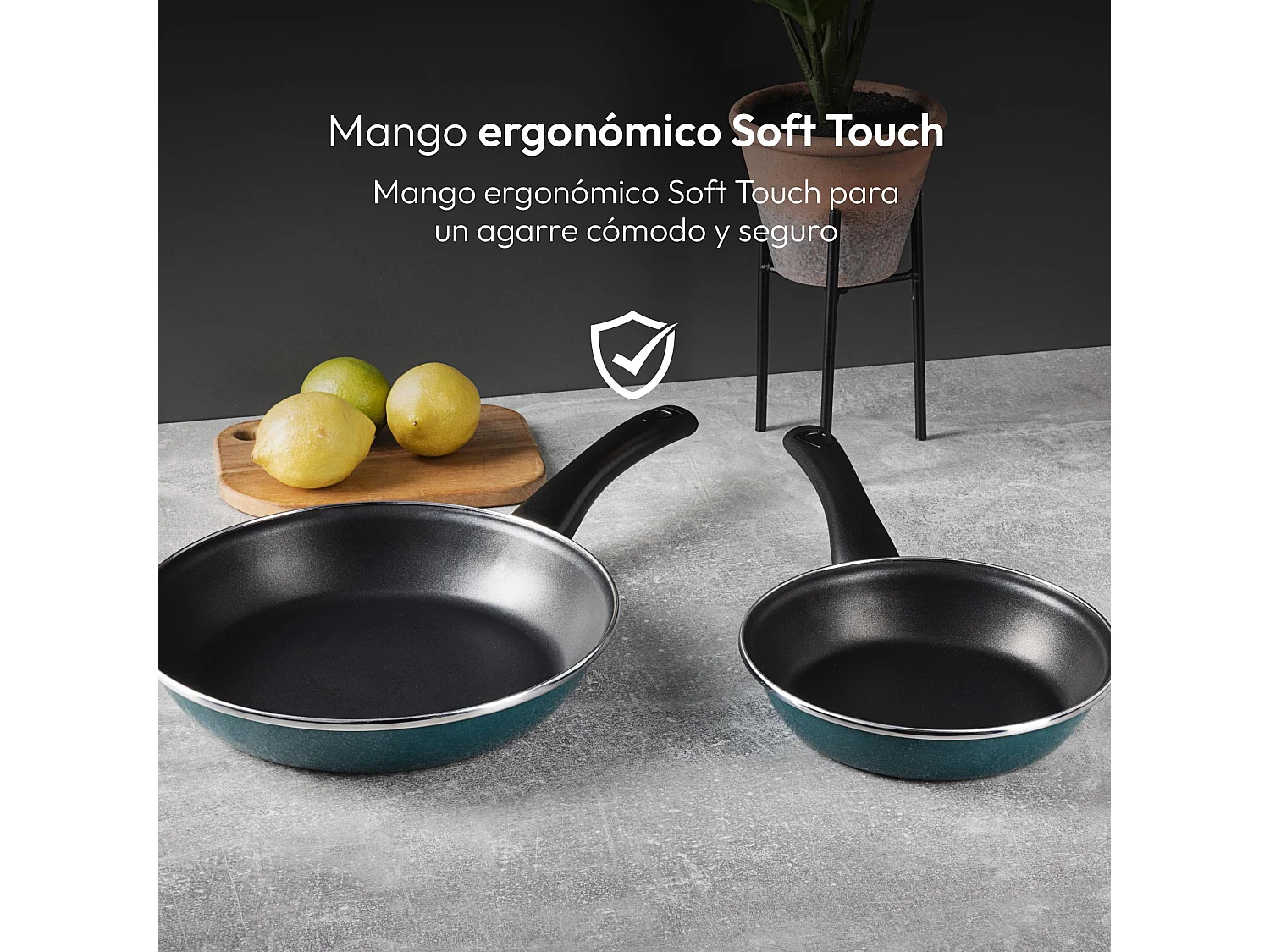 Lot de 2 poêles CLASSIQUE Ø20Ø26cm antiadhésives en aluminium forgé + ustensiles de cuisine Bergner rouge