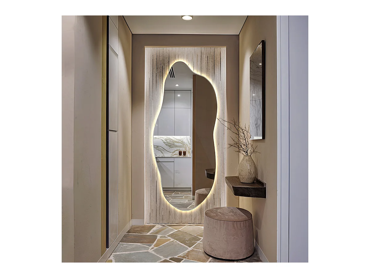 Miroir LED lumière chaude, asymétrique - 35 x 80 cm - Forme organique lumineuse et design - Éclairage moderne