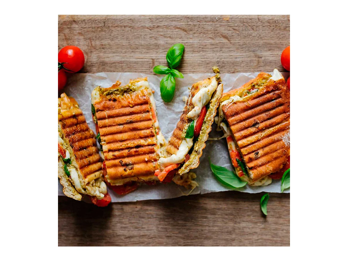 Sandwichera Comelec SA1205 700W placas grill especial sándwiches y paninis blanco