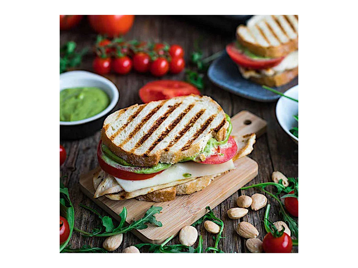 Sandwichera Comelec SA1205 700W placas grill especial sándwiches y paninis blanco