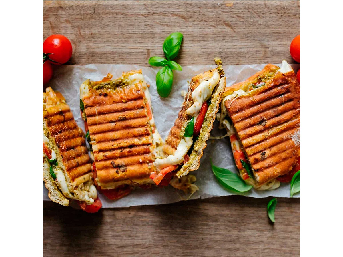 Sandwichera Comelec SA1205 700W placas grill especial sándwiches y paninis blanco