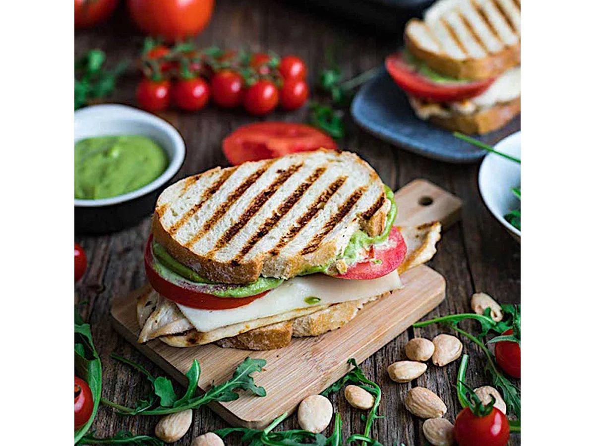 Sandwichera Comelec SA1205 700W placas grill especial sándwiches y paninis blanco