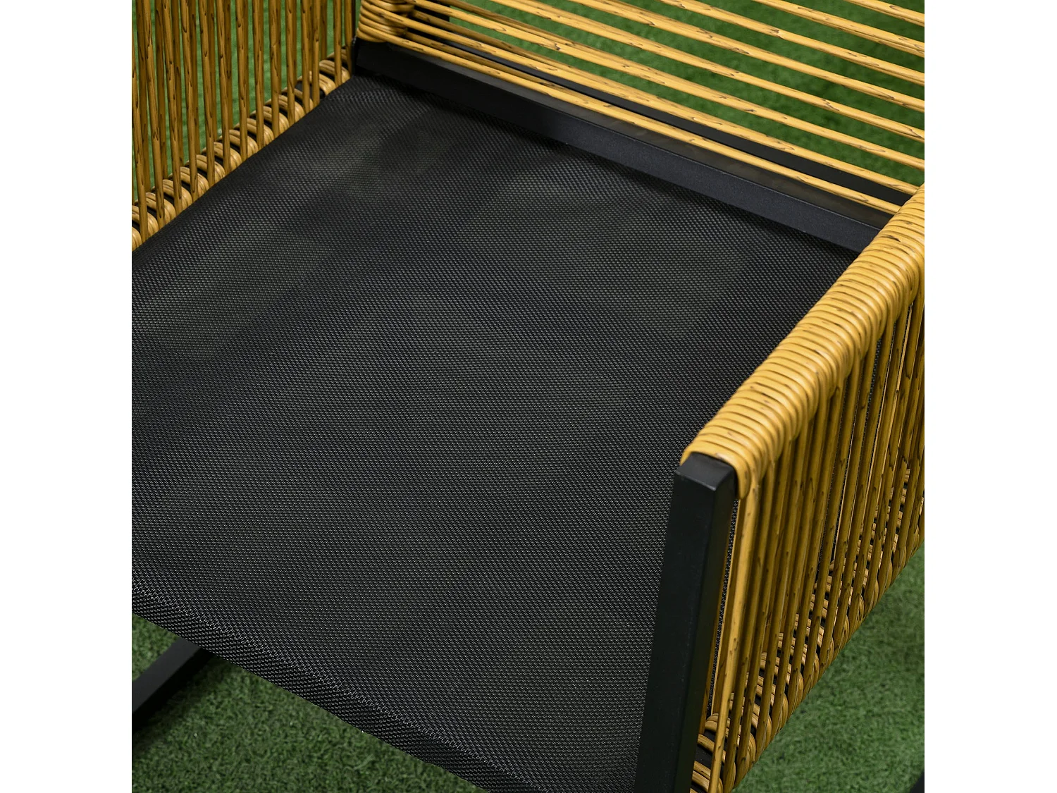 Conjunto de Móveis de Jardim Outsunny com Mesa de Vidro e 2 Cadeiras Dobráveis com Almofadas