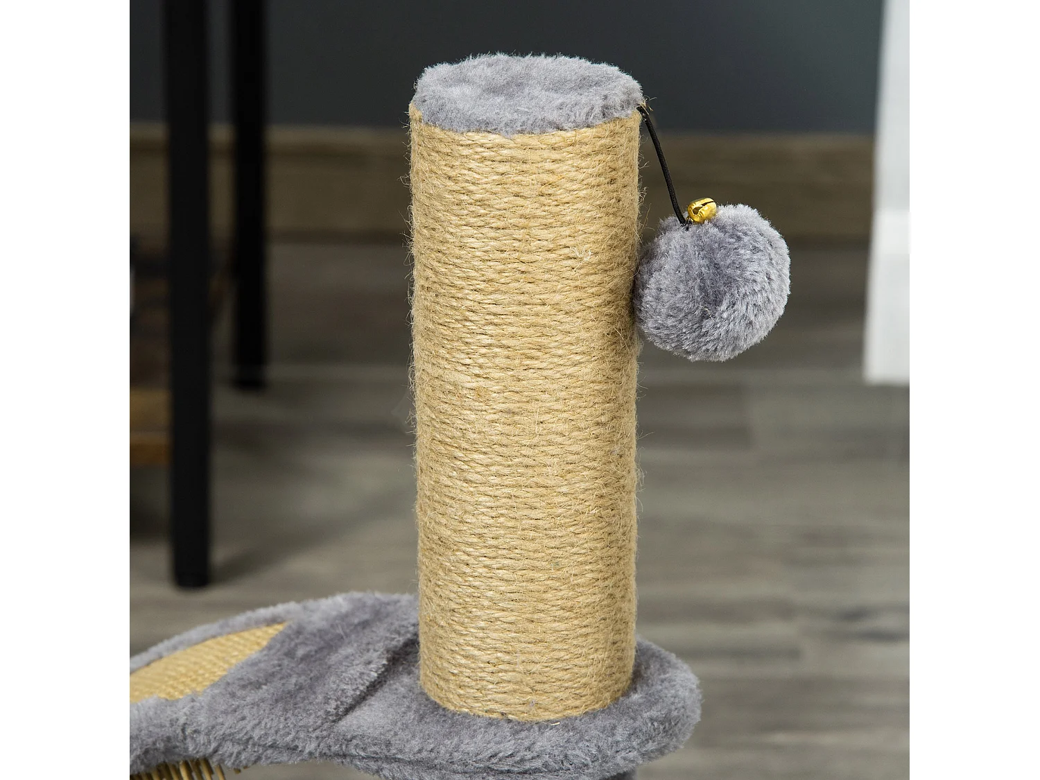 Arranhador Compacto PawHut para Gatos com Poste de Juta e Bola Suspensa