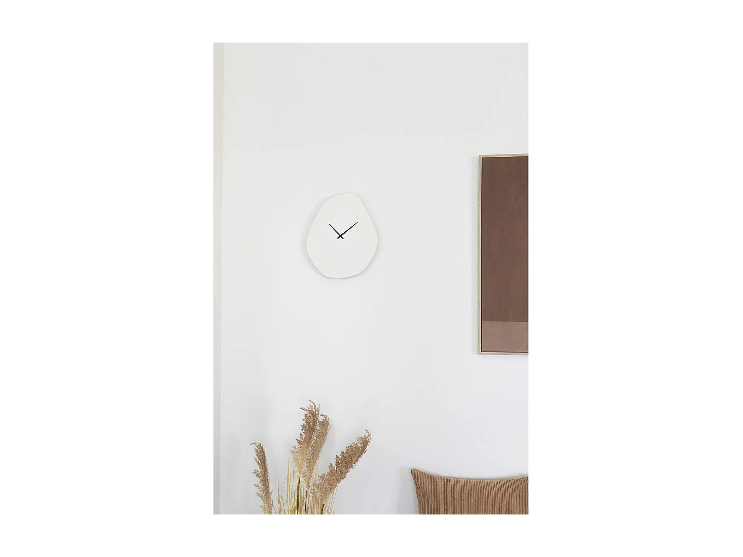 Horloge murale organique Vienna ciment blanc cassé 28 x 33 cm