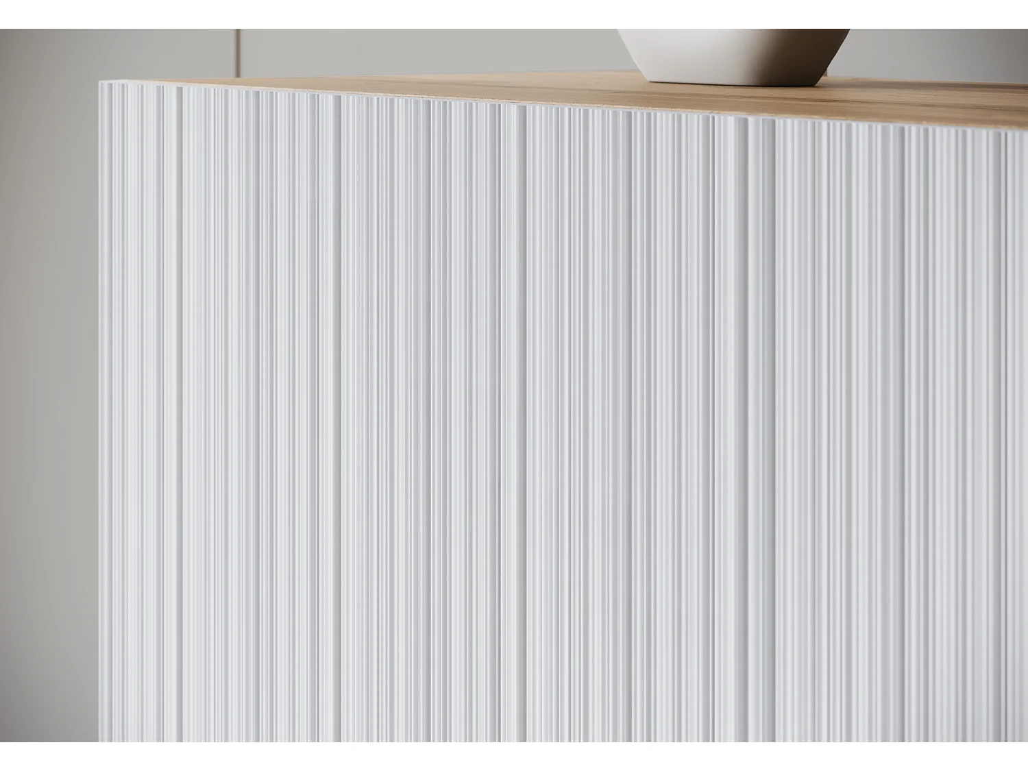 Moderner 190 cm TV-Ständer mit weißen genuteten MDF-Fronten und Eichenbeinen - 4 Klappen