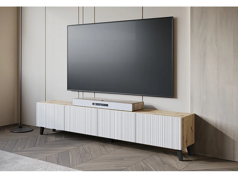 Meuble TV moderne 190 cm artisan sur pieds pour salon, façades MDF blanches rainurées, 4 abattants