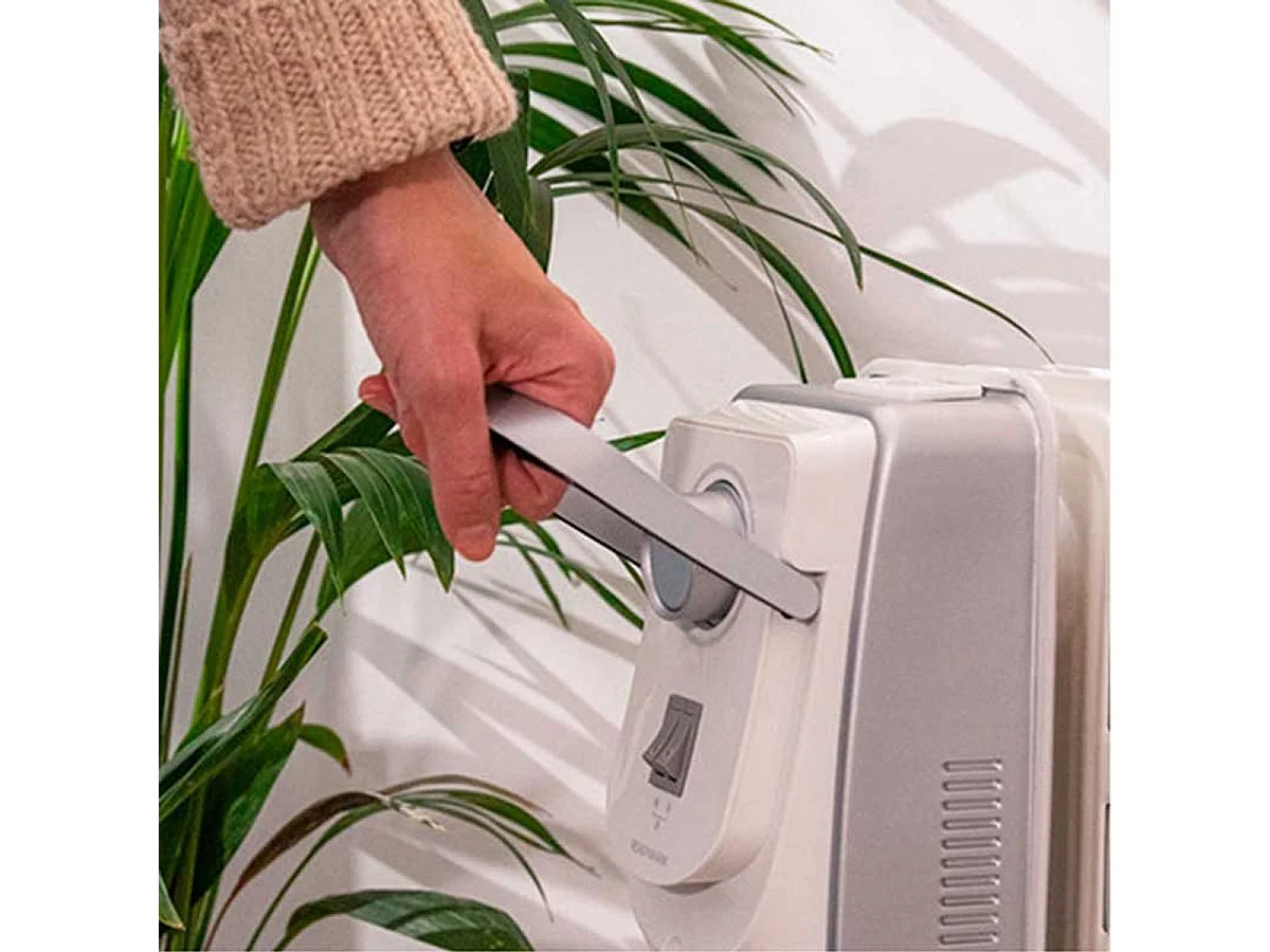 Radiador de aceite Ready Warm 11000 Space 360 Cecotec 2500W 11 módulos con ruedas blanco