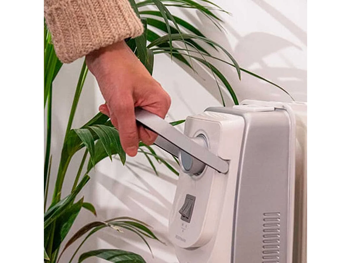 Radiador de aceite Ready Warm 7000 Space 360º Cecotec 7 módulos 1500W con ruedas blanco