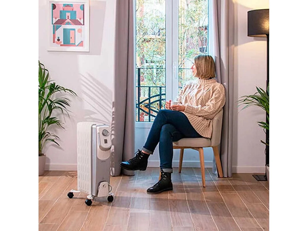 Radiador de aceite Ready Warm 7000 Space 360º Cecotec 7 módulos 1500W con ruedas blanco